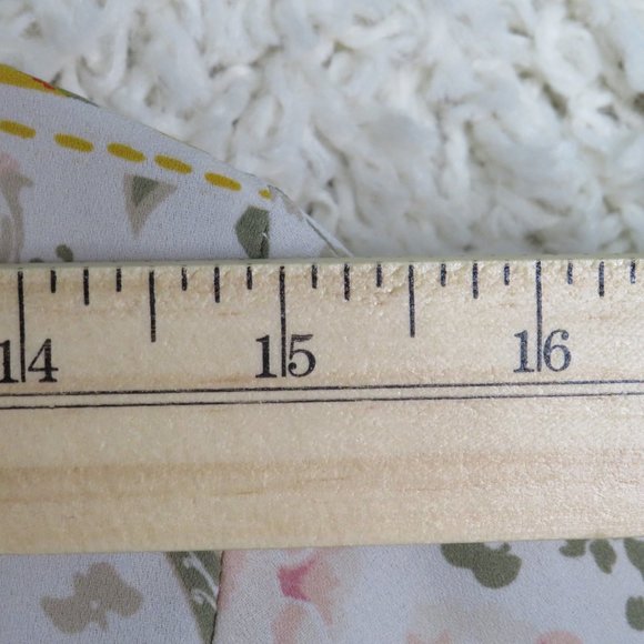 New York & Company* Women's Short Sleeve Curved Hem Split Neck Blouse Size~ XS - Picture 5 of 8